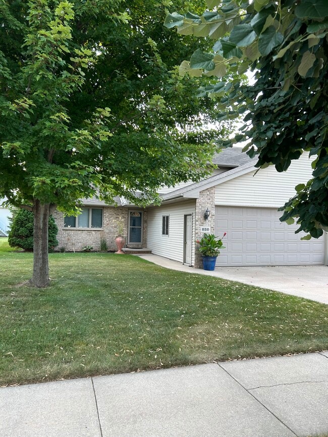 Building Photo - 820 Lang Way