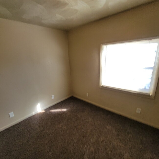 Building Photo - Great West Side Location! Large Lot!