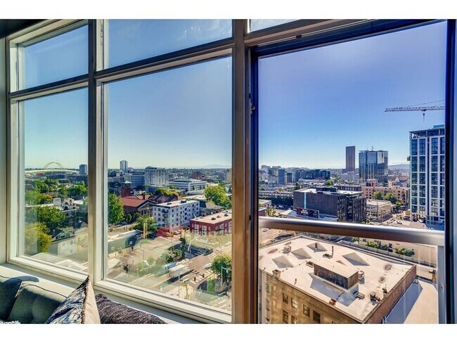 Foto del edificio - Fully Furnished Modern Condo with All Utilities Included in Goose Hollow!