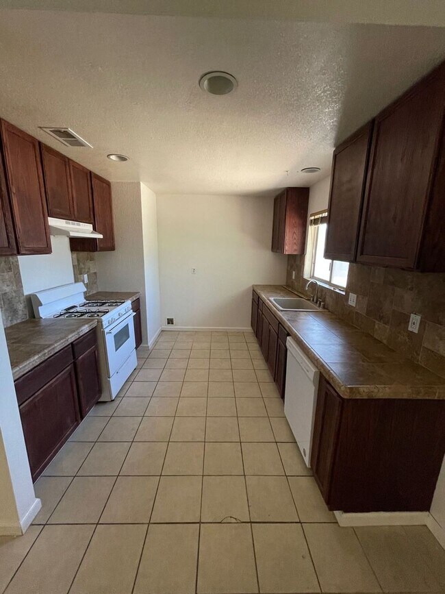 Building Photo - 3 BEDROOM APPLE VALLEY HOME