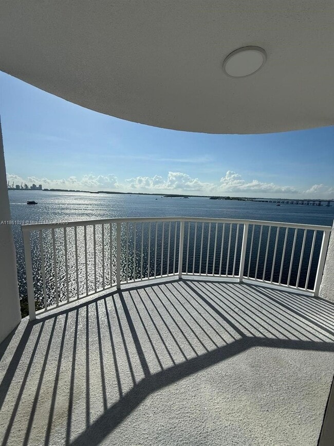 Building Photo - 1420 Brickell Bay Dr