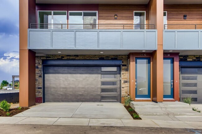 Building Photo - Immaculate 3 Bedroom Townhome Available Se...