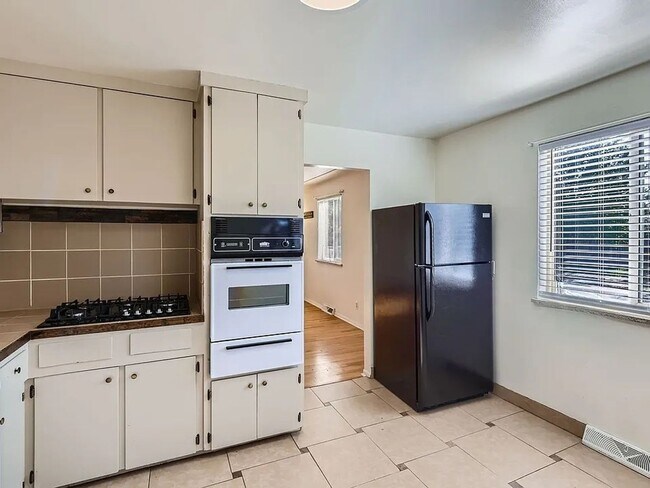 Building Photo - Charming 2BR Townhome in Sunnyside Denver