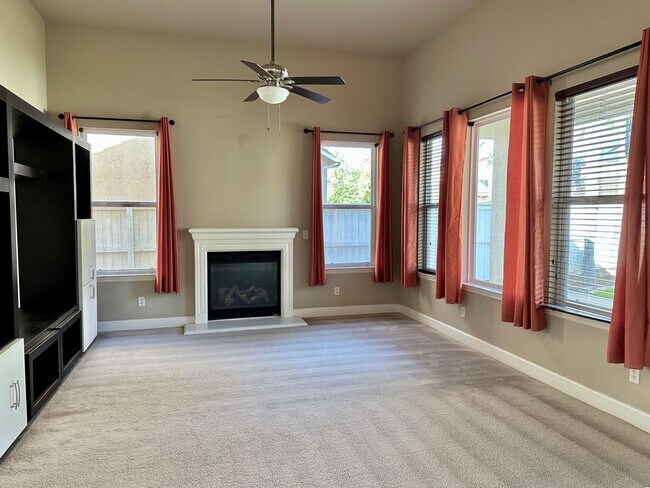 Foto del edificio - $2,295 Locan & Gettysburg, 4 Bedroom Home - Rialto Ave, Clovis