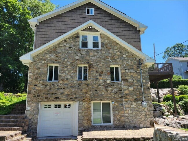 Building Photo - 8 Miles Ln
