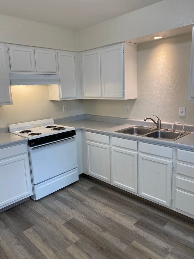 Building Photo - 674 Humboldt St