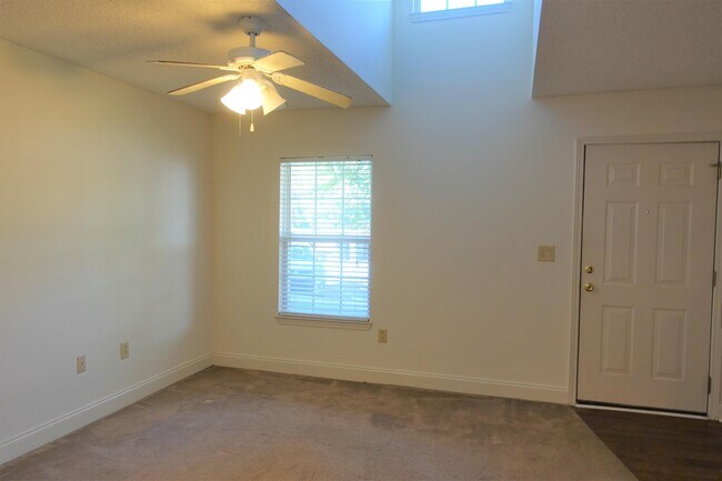 Foto del edificio - 639 Bear Dr