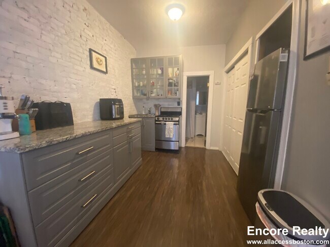 Building Photo - 40 Anderson St