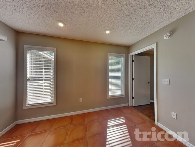 Foto del edificio - 1374 Godfrey Ave