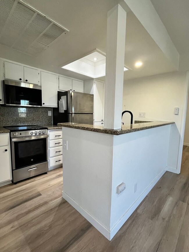 Building Photo - Remodeled Ground Level Condo in MV!