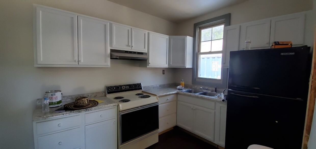 Kitchen - 406 E Elm St