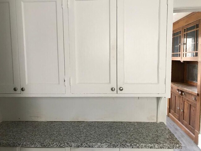 Kitchen counters - 1217 Thomas Ave