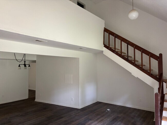 Foto del edificio - 3 bed 2 bath spacious townhome in ideal area