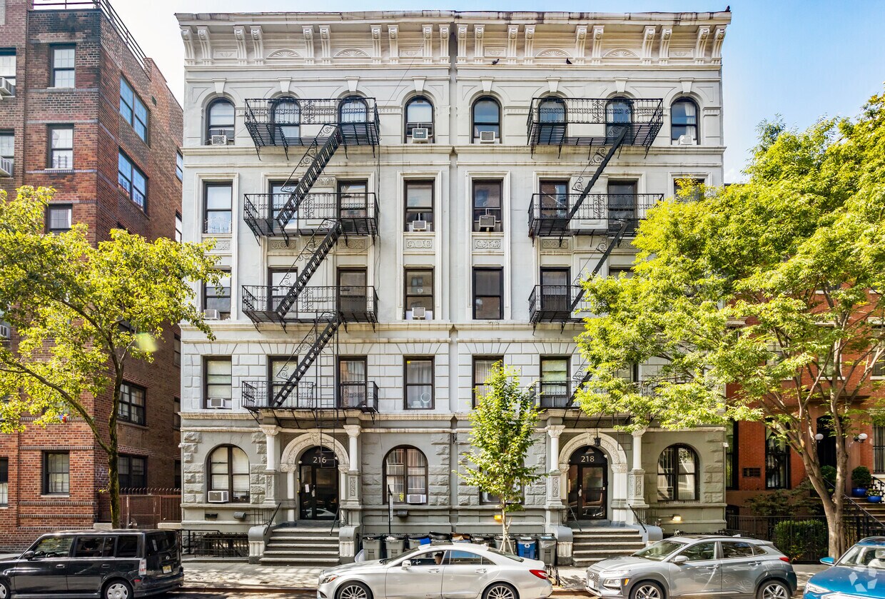 Foto principal - 218 W 22nd St