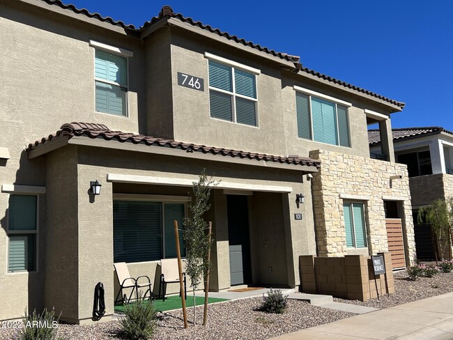Building Photo - 746 E Doral Ave
