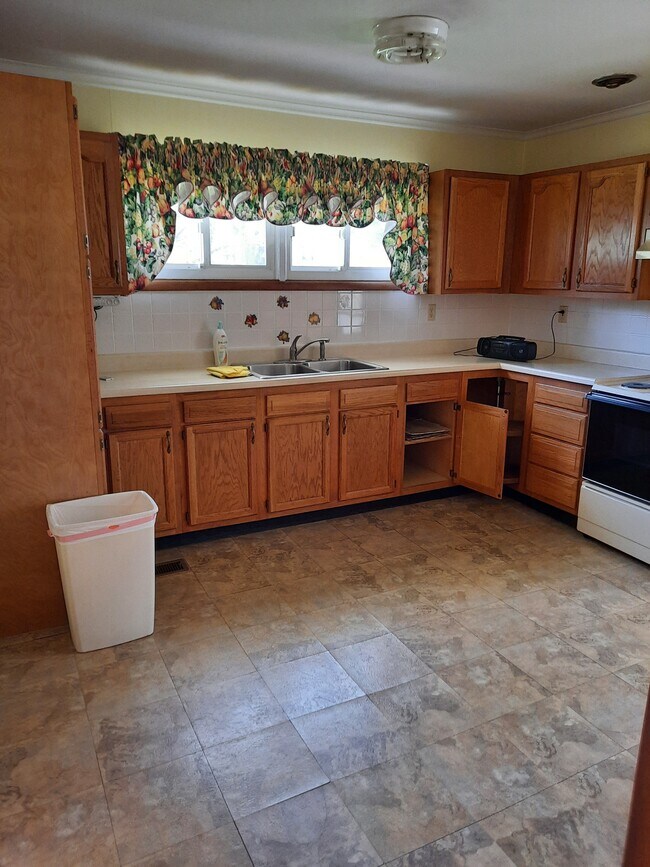 Building Photo - 5213 Evelyn Dr NW