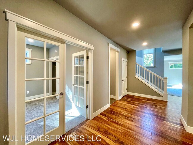 Foto del edificio - 5 br, 3 bath House - 12705 10th Ave NE