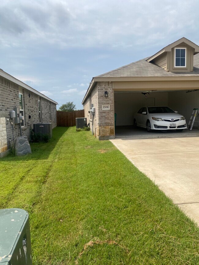 L. Vista lateral de la casa - 1708 Village Creek Ln