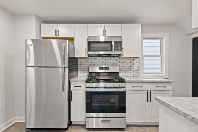 Gorgeous 4 bedroom home in Carrick available May 1! - Gorgeous 4 bedroom home in Carrick available May 1!