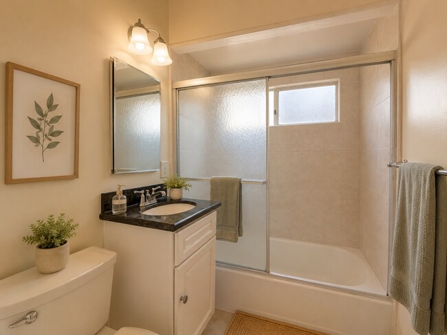 Foto del edificio - Cozy Two Bedroom Duplex w/ Hardwood Floors! Lovely Kitchen! Lots of Natural Light!
