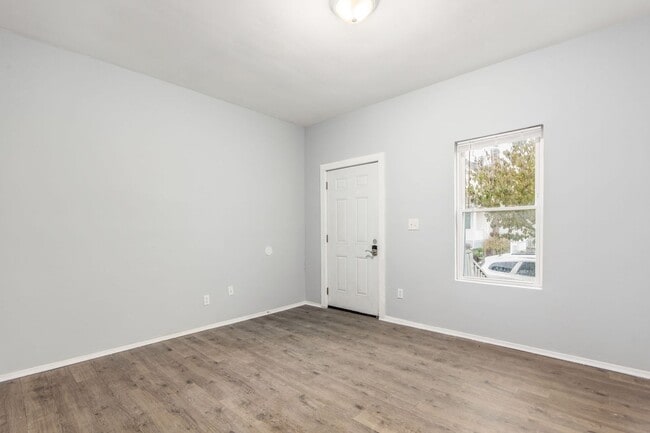 Foto del edificio - 673-675 Stanley Ave