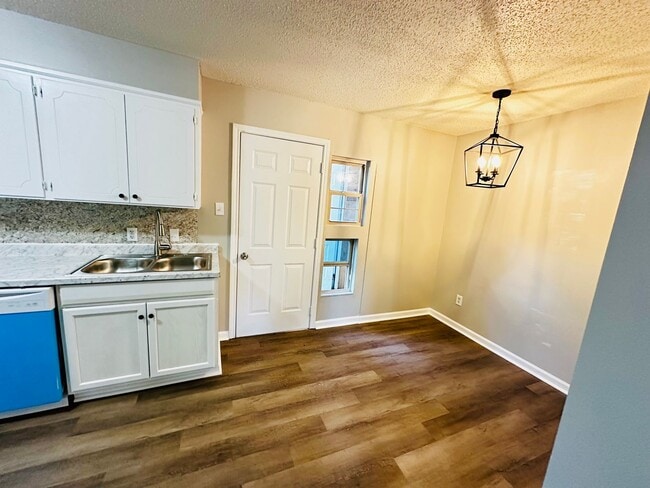 Building Photo - A Great Living Space in the Heart of the C...