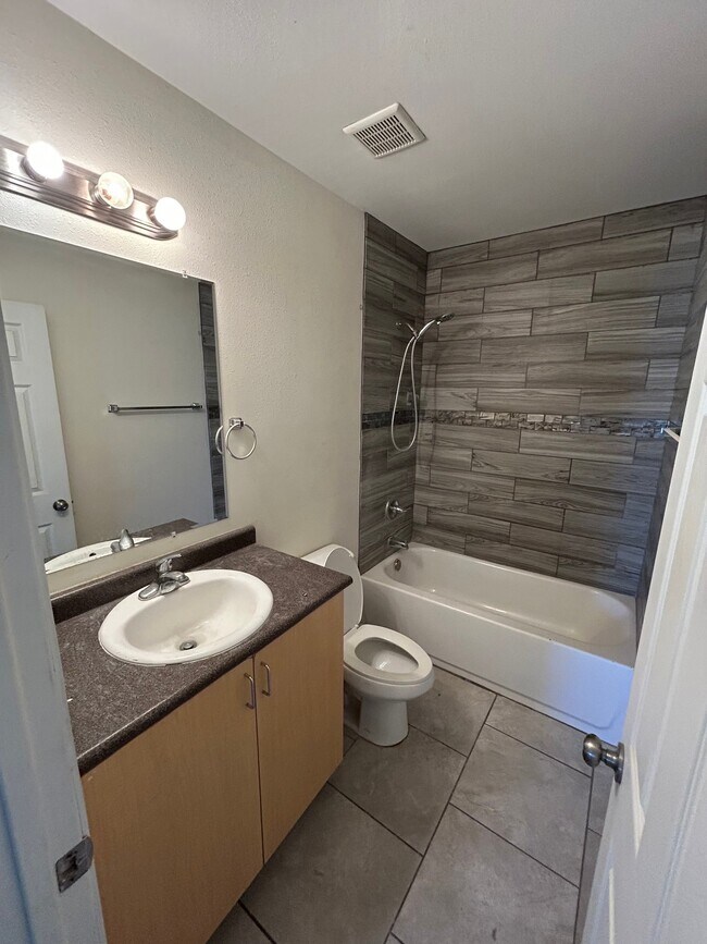 Foto del edificio - 2828 E Chipman Rd