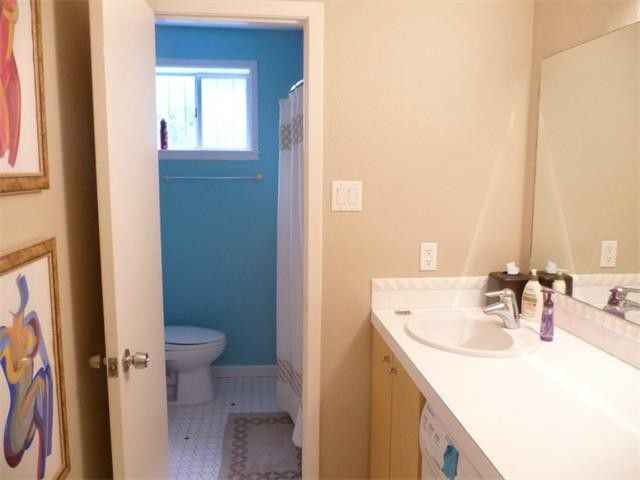Large bathroom - 300 Crockett #103