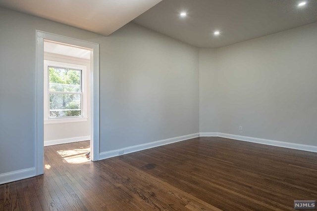 Building Photo - 180 Larch Ave