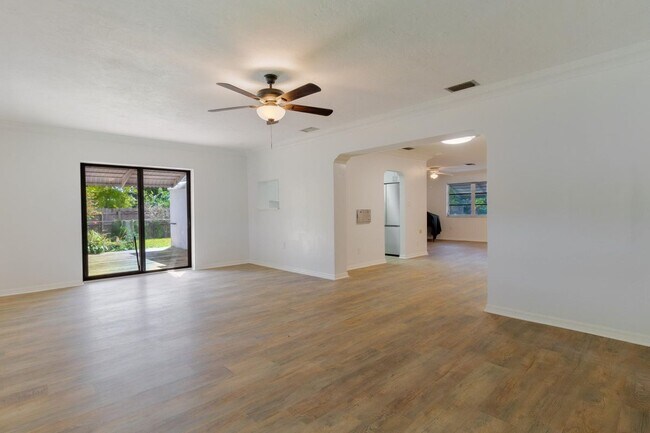 Foto del edificio - 4375 Forest Ln