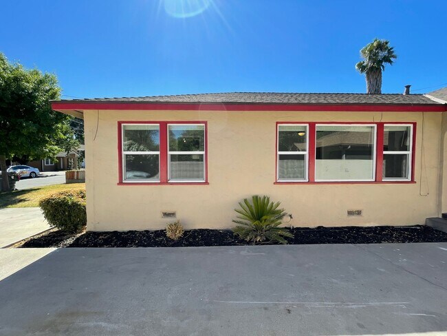 Foto del edificio - 3 bedroom just remodeled with tons of upgr...