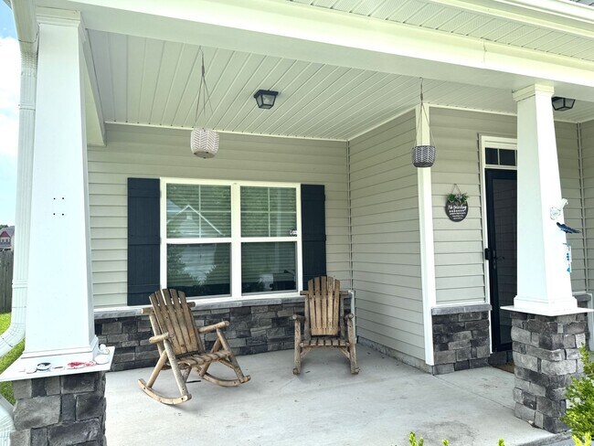Building Photo - Beautiful Kitchen, Fenced Yard, Community Pool – Welcome Home!
