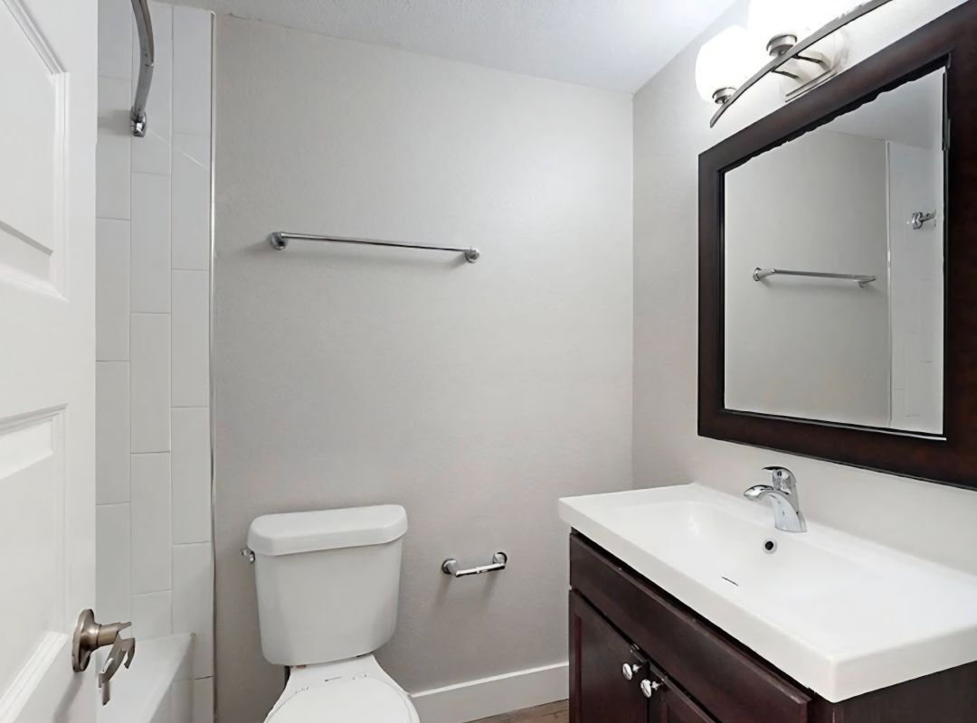 Building Photo - 569 S Forest St