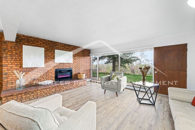 Building Photo - Charming Home with Washer/Dryer and Mounta...