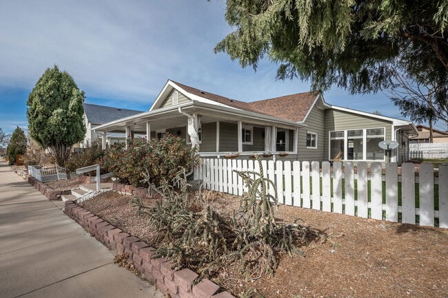 Building Photo - 903 W 15th St