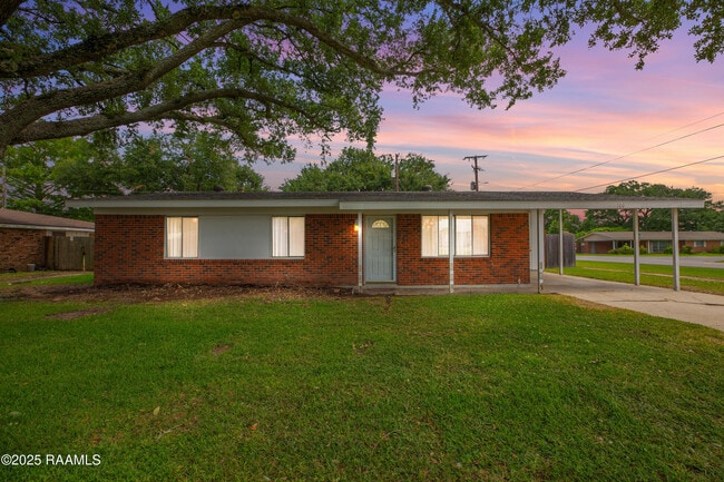 Building Photo - 100 Maple Dr