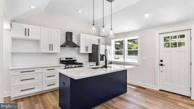 Building Photo - 305 Carmody Hills Dr