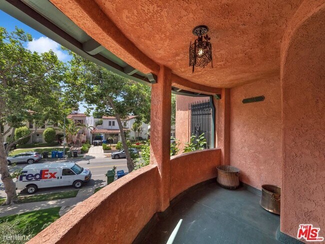 Building Photo - 3 br, 2 bath Condo - 6135 W 6th St