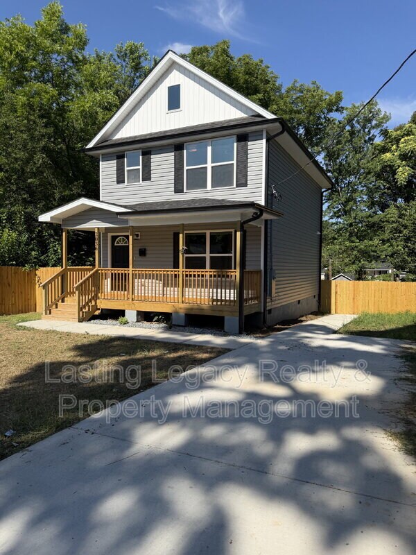 Foto del edificio - 2036 Harrison Ave
