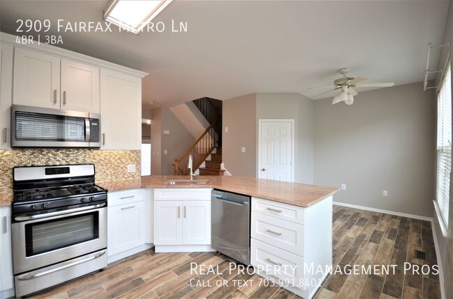 Building Photo - Bright & Beautiful Townhouse- Steps to Vie...