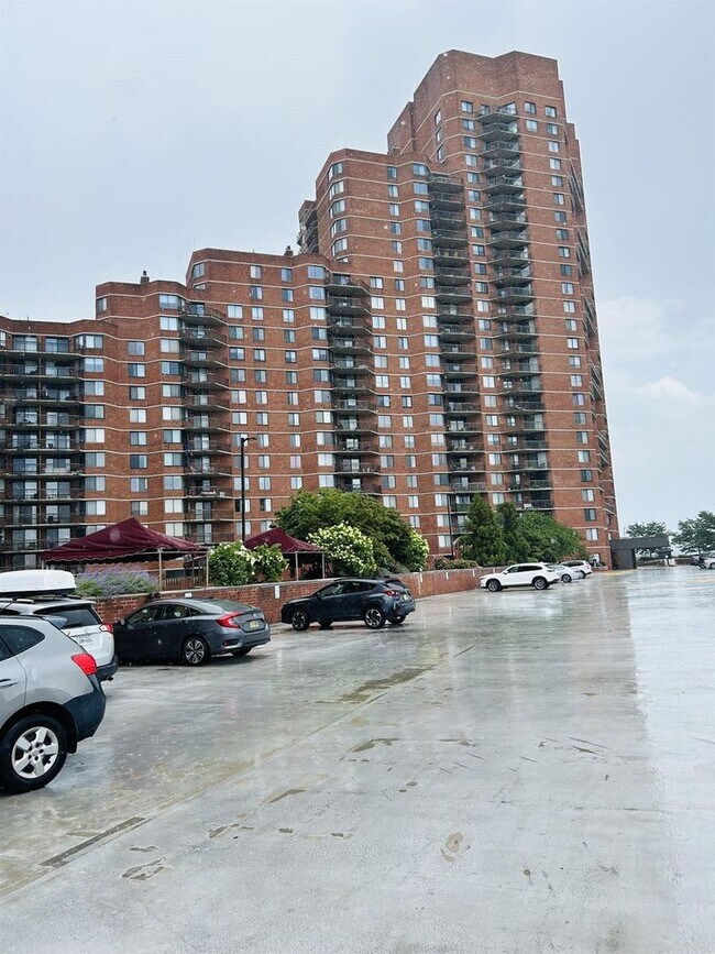 Foto del edificio - 1040 Harmon Cove Tower