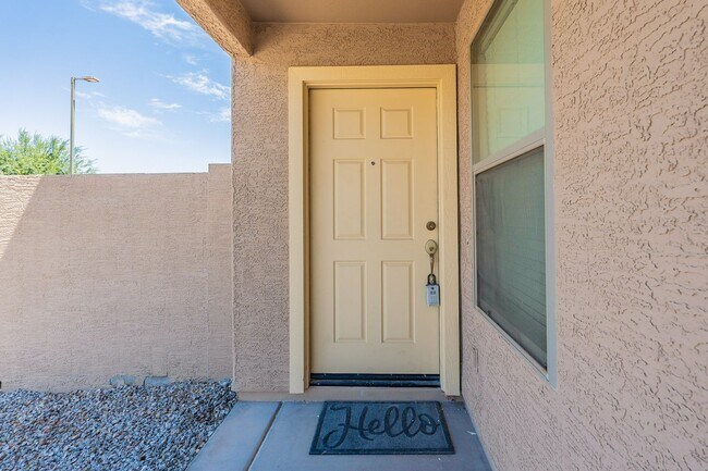 Building Photo - Miller Manor spacious 3 bedroom w/ a den!