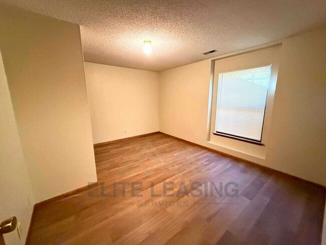 Building Photo - 5611 SW 36th Terrace