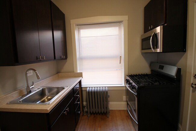 Kitchen - 4401 N La Crosse Ave