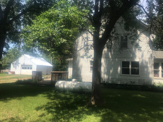 South side - 305 4th St