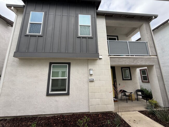 Foto del edificio - Pristine Condo in Monterey Village Gated Community