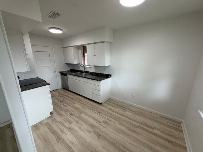 Foto del edificio - Experience the ultimate comfort of living in a 3-bedroom single-family home today!