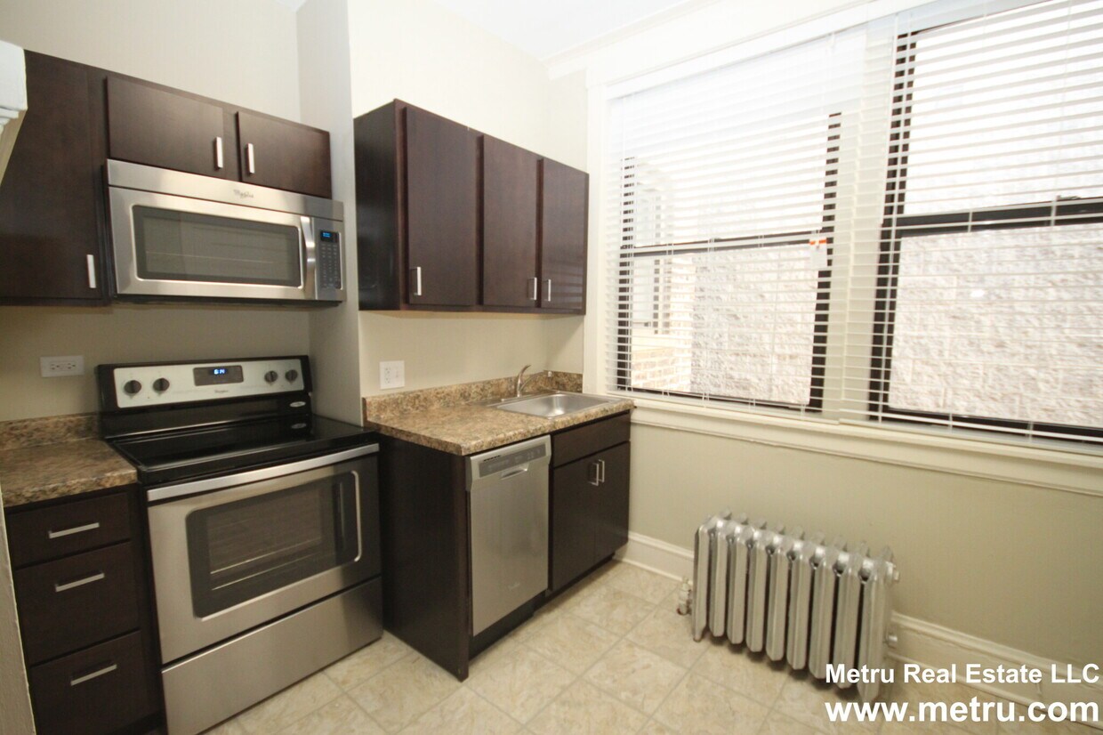 Primary Photo - 807 W Cornelia Ave