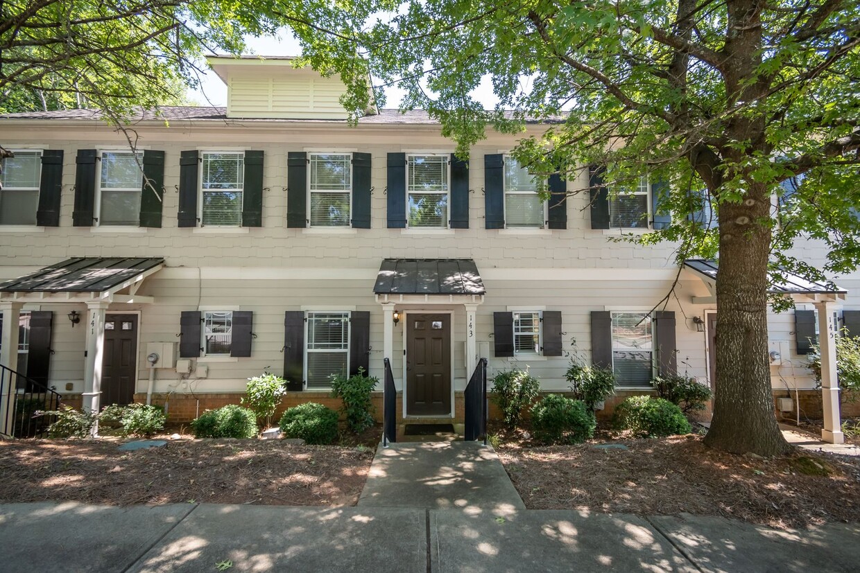 Primary Photo - Luxury 2 Bedroom Townhouse at Whitehall Vi...