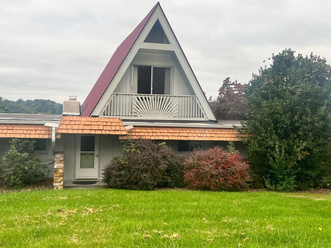Building Photo - Three Bedroom Home available in Lakeview S...